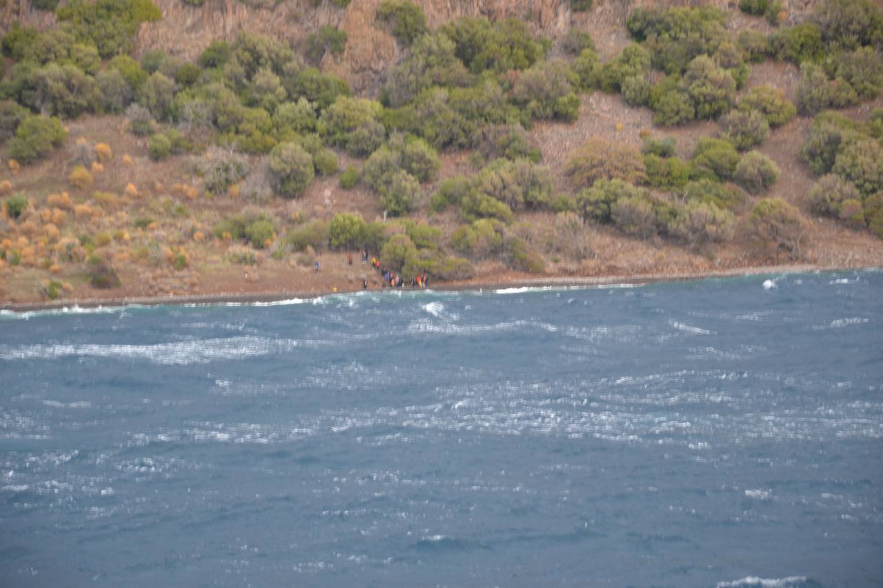 Türk Jandarması 29 düzensiz göçmeni kurtardı