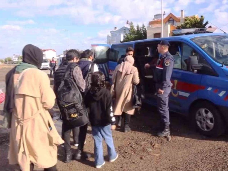 Ayvalık'ta Yakalanan 36 Afganistanlı Göçmene İnsani Yardım Yapıldı