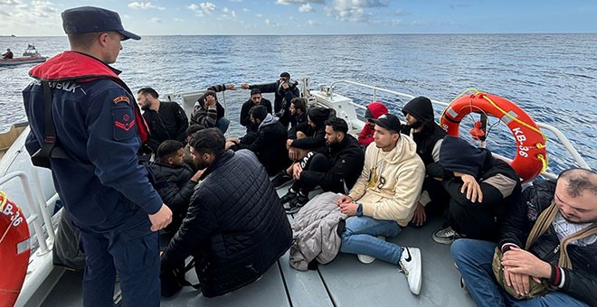 Kaş açıklarında düzensiz göçmenleri taşıyan bot yakalandı