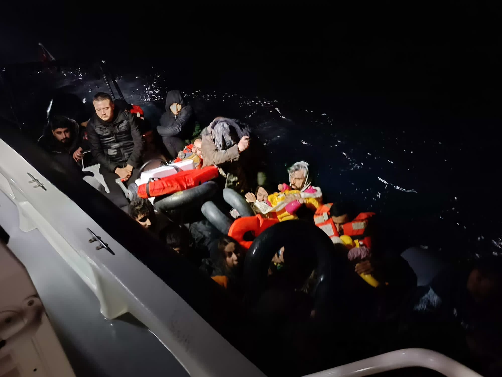 İzmir Karaburun'da Sahil Güvenlik, 25 düzensiz göçmeni ve 2 göçmen kaçakçısı şüphelisini yakaladı