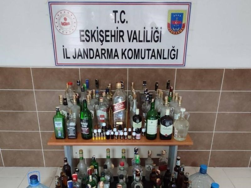 Eskişehir'de Jandarma ekipleri kaçak ve sahte alkol üretimi yapanlara operasyon düzenledi.