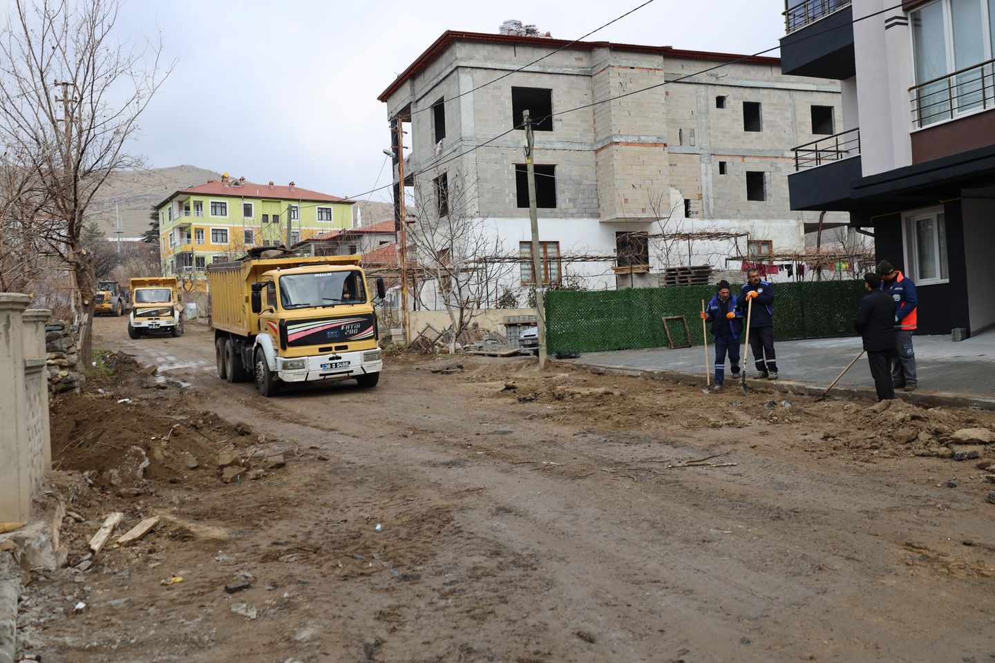 Yahyalı Belediyesi, İlçe Jandarma Komutanlığı'na erişimi sağlayan yolda iyileştirme çalışması başlattı.