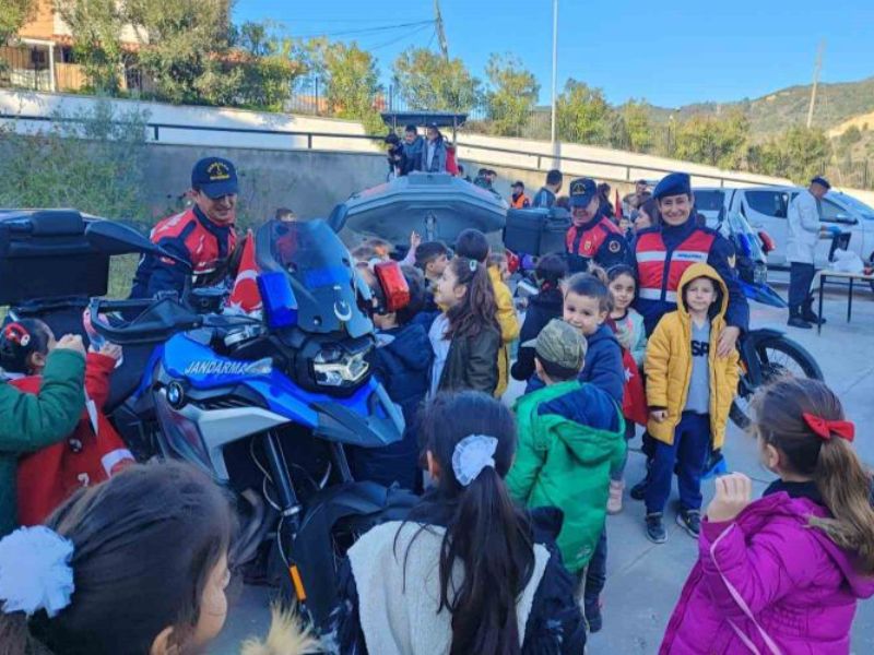 Felekşah İlkokulu öğrencileri Jandarma'yı ziyaret etti