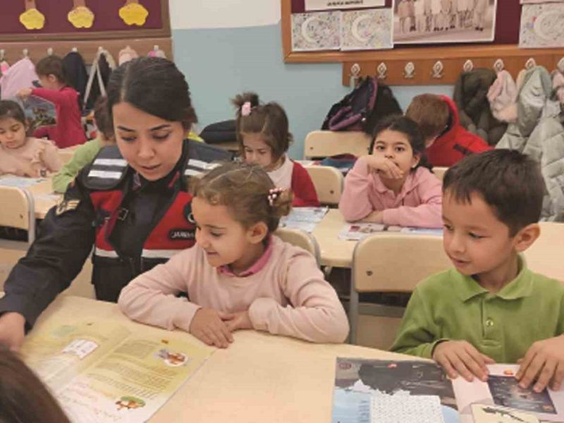 Sivas İl Jandarma Komutanlığı, Aile İçi Şiddetle Mücadele ve Çocuk Kısım Amirliği ekipleri, Sivas'ta bilgilendirme faaliyetleri gerçekleştirdi.