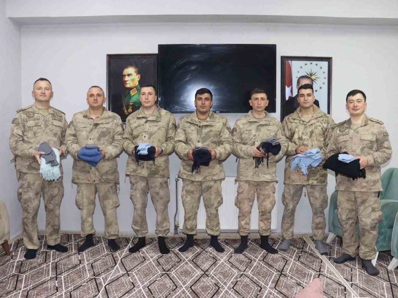 Almanya'dan gelen kışlık çoraplar ve atkılar askerlere dağıtıldı