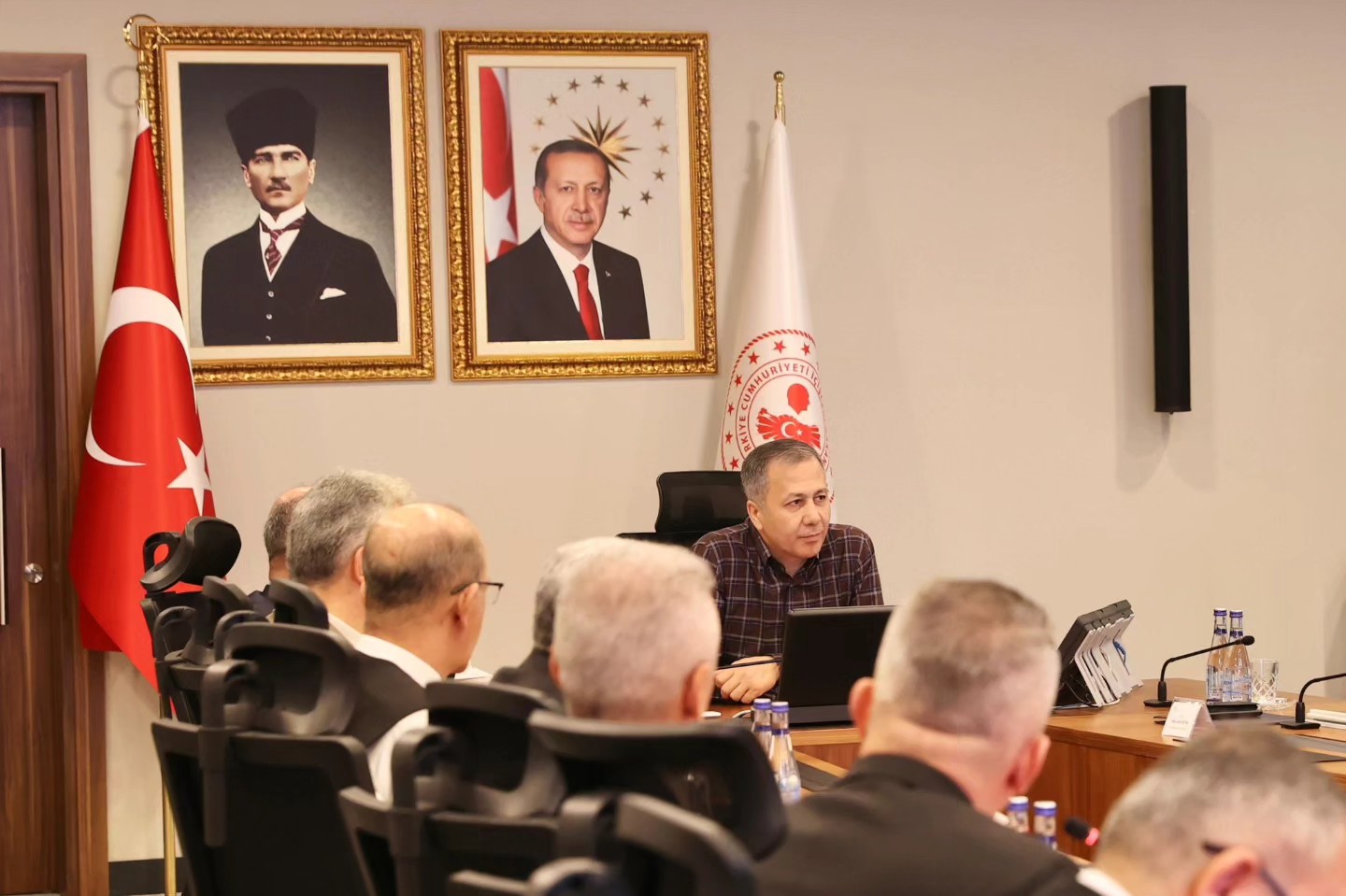 Türkiye İçişleri Bakanlığı, güvenlik ve kamu düzeni için stratejik bir toplantı düzenledi