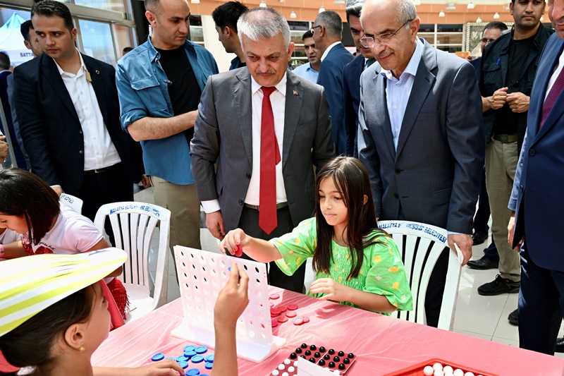 Vali Ersin Yazıcı, Malatya Büyükşehir Belediyesi Sanat ve Eğitim Merkezinde Bilim Şenlikleri Açılışını Yaptı
