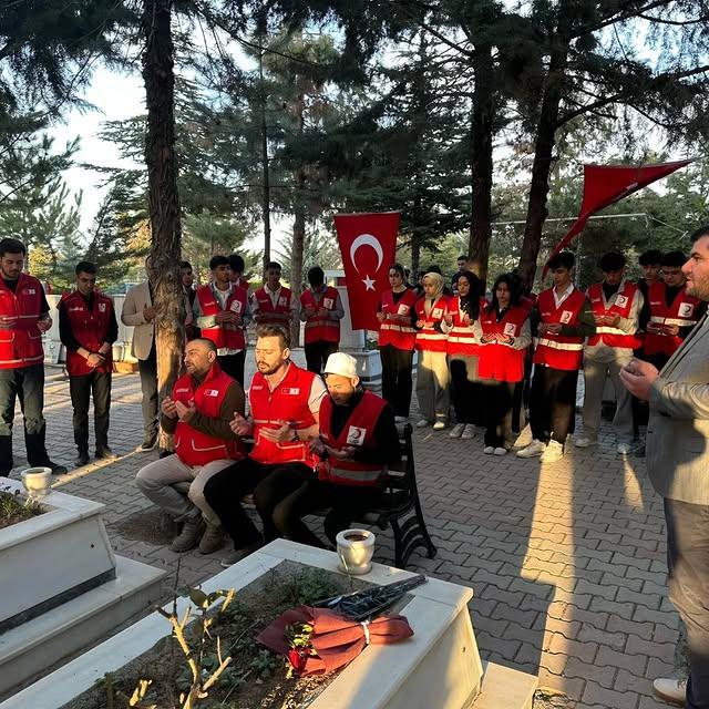 Türk Kızılay Heyeti, Malatya'da Şehitliği Ziyaret Etti
