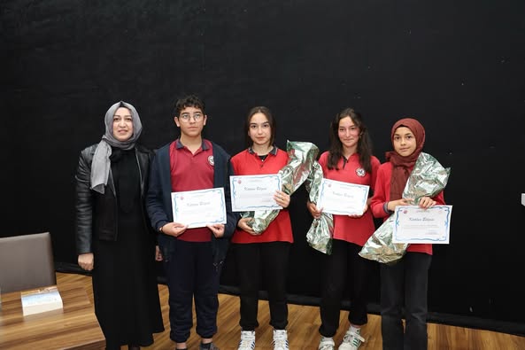 Hacılar'da Ortaokullar Arası Yapay Zekâ Münazarasında Tevfik İleri Ortaokulu Zafere Ulaştı