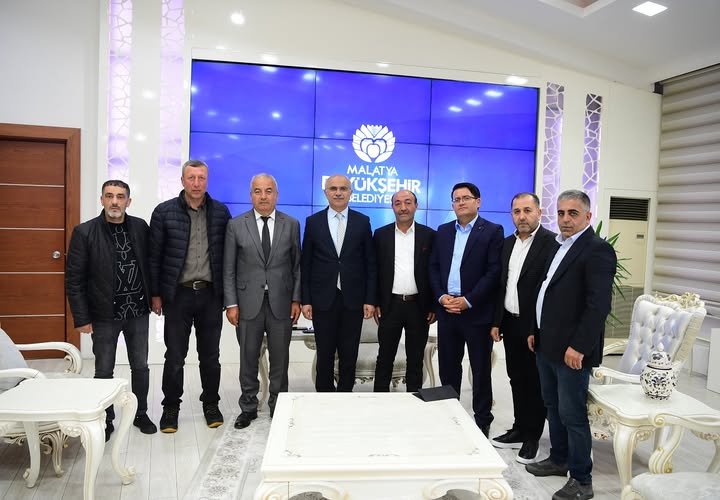 Darende Çevre Köyleri Derneği Heyeti, Malatya Büyükşehir Belediye Başkanı Er'i Ziyaret Etti
